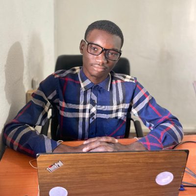 Daouda Sao, développeur web et mobile, à son poste de travail à Bamako